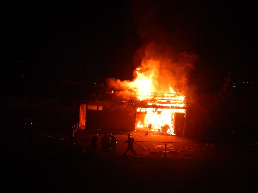 Beim Brand in Riedt bei Erlen wurde ein Mann leicht verletzt. (Bild: Kapo TG)