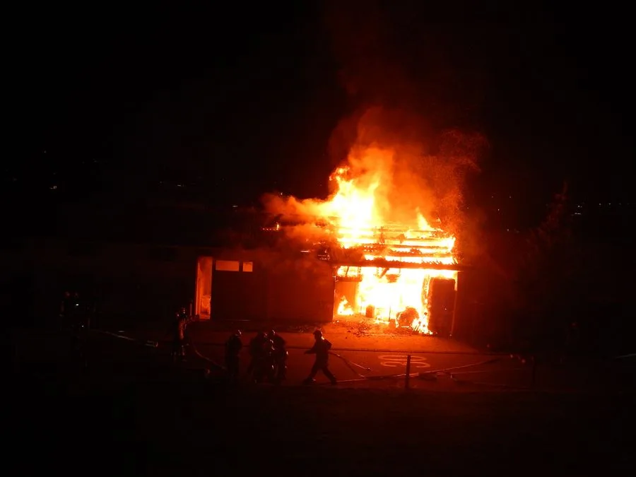 2eed04eea65bd69f3bbd3cde54438671ba6bd9be Beim Brand in Riedt bei Erlen wurde ein Mann leicht verletzt. (Bild: Kapo TG)
