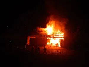 Beim Brand in Riedt bei Erlen wurde ein Mann leicht verletzt. (Bild: Kapo TG)