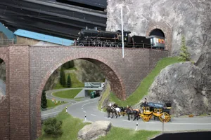 Auf der Lötschberg-Bergstrecke fühlt man sich zurück versetzt auf den 15. Juli 1913, als die Dampfbahn erstmals durch Tunnel fuhr.