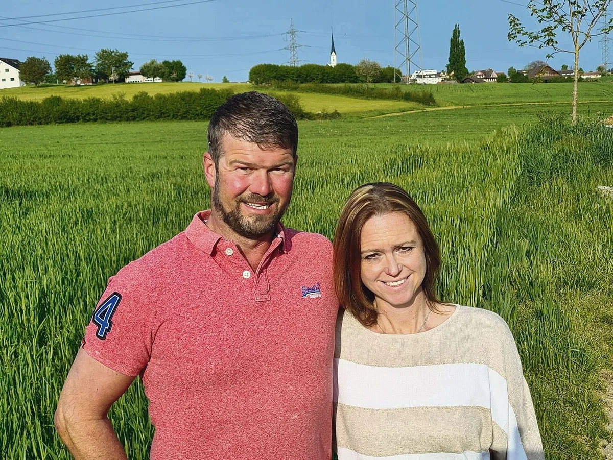 Thomas und Nadja Brunner sind Gastgeber an den Hofgesprächen 2022. Auf dem Betrieb Underbürgle in Rain LU setzen sie auf Milchwirtschaft.