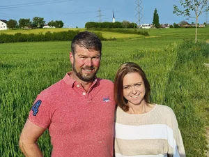 Thomas und Nadja Brunner sind Gastgeber an den Hofgesprächen 2022. Auf dem Betrieb Underbürgle in Rain LU setzen sie auf Milchwirtschaft.