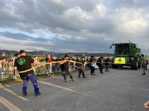 Beim ersten Durchlauf ziehen die Teams "nur" den Mähdrescher. Beim zweiten Durchlauf wird noch der Mähbalken angehängt. Das entspricht einer Zusatzlast von 2 bis 2,5 Tonnen.