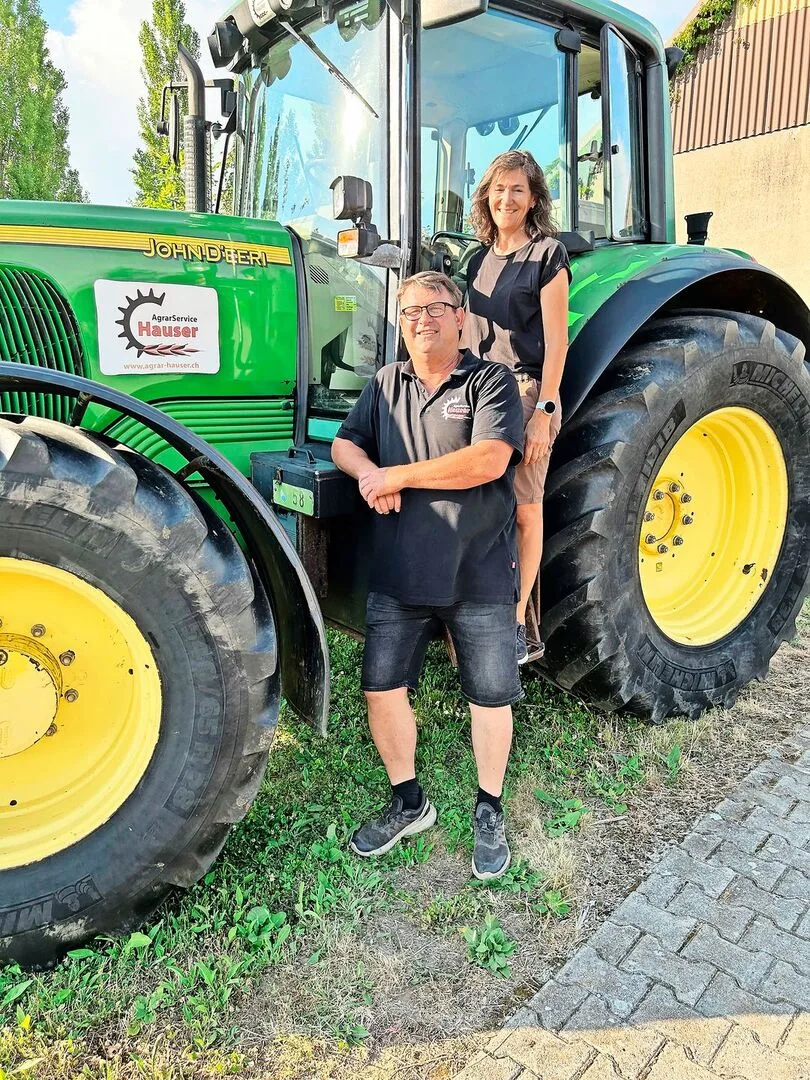 8ff55801dfdbd29b48a8401509f6e9ae5c4a72b5c89f78c0ea4da41c9c12551d Das Betriebsleiterpaar Andreas und Erika Hauser (auf einem John-Deere-Traktor) betreibt ein vielseitiges Lohnunternehmen.