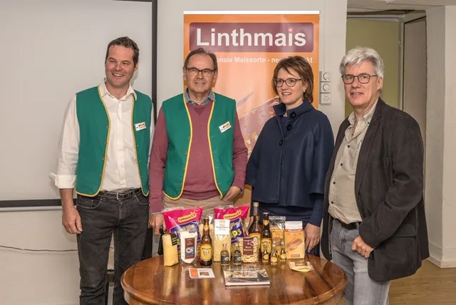 f5d05ea7e593dfac769a0892d6e540b9395a4bb9 Neben den aktiv am Linthmais-Film Mitwirkenden - Christian Bruhin, Stephan Fässler und Sandra Claus - waren am Freitag Vormittag auch die zwei Nationalräte, Alois Gmür sowie Martin Haab im Restaurant Albishaus zur Feierlichen ersten Vorführung des Videos anwesend. (Bild zVg)