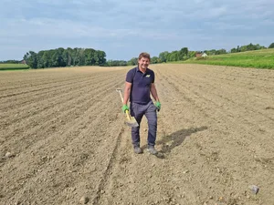 Bodenspezialist Peter Zurbuchen geht regelmässig mit dem Spaten über seine Äcker. Er will den Zustand seiner Böden genau kennen, um diese schonend bearbeiten zu können.