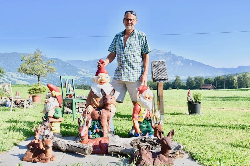 9bfaf4411008924aa411d637532ea77200241894 Robert Schmidlin ist leidenschaftlicher Gartenzwerg-Sammler. (Bild Esther Thalmann)