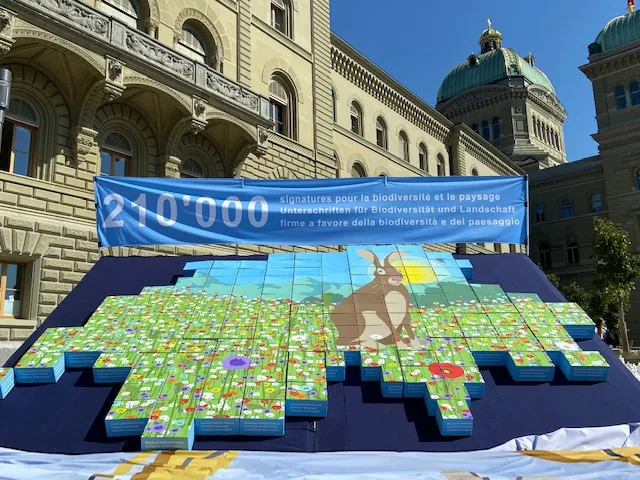 0d25b7c313d1a1e1cc775a8a51bc8b9278a78e09 Präsentation der Unterschriften für die Doppelinitiative in Puzzleform vor dem Bundeshaus. (Bild akr)