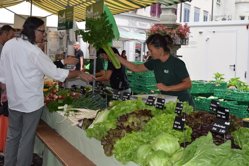 bd7057c90d1d74e1cb62a87ff56b0af8364dff86 Biogemüse ist bei den Marktbesuchern sehr gefragt. Wer früh dran ist, hat die grösste Auswahl. (Bilder Stefanie Giger)