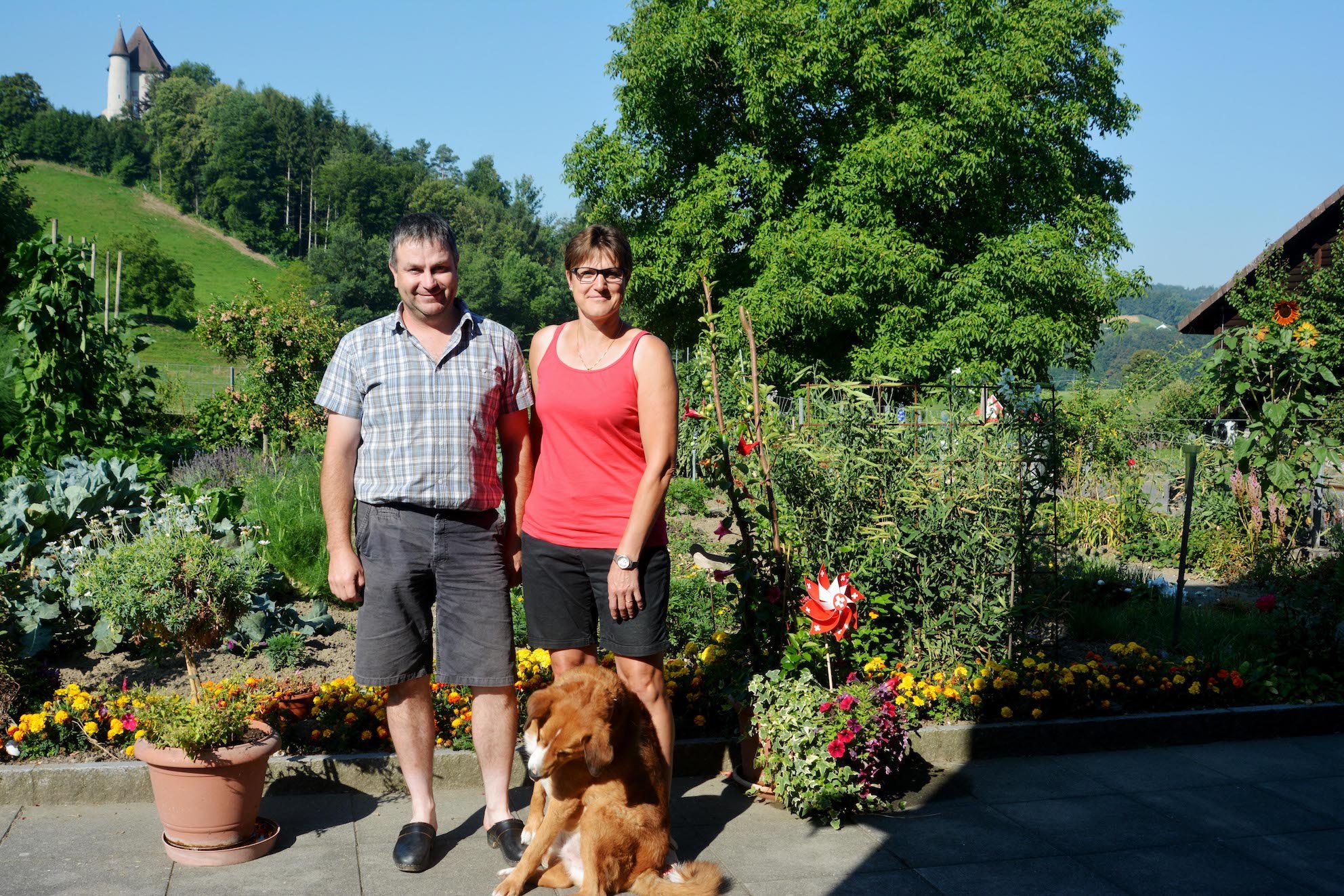 2)	Hans Jörg und Annegret Haller sind seit zehn Jahren Betriebsleiter. (Bilder Erika Lüscher)