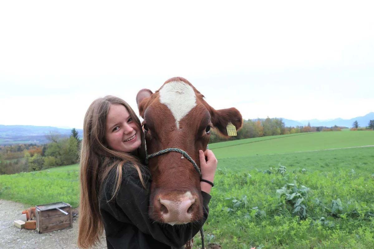 d6add9b77e452ef1a761e9a9b1982b9eb81768f1 Luisa Meier absolviert das zweite Lehrjahr ihres Traumberufs Landwirtin auf einem Milchwirtschaftsbetrieb in Auw. (Bild Luisa Meier)