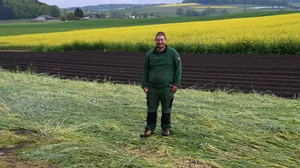 Anselm Stampfli steht im niedergewalzten Grünschnittroggen. Diesen hatte er im vergangenen Jahr nach der Ernte der Vorkultur Kartoffeln als überwinternde Gründüngung gesät. Nun soll Kürbis direkt eingesät werden.