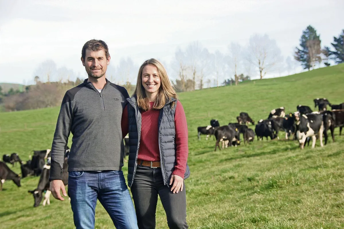 b06c9d2bc6291689b33171d338f8c97726dcc0866e8a68cf11ad4b510a8dde06 Edwin und Marianne Schweizer bei ihren Kühen auf der Weide. Sie blicken zuversichtlich in die Zukunft.