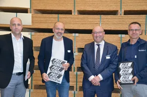 Freuen sich über den Prix Lignum Ost (v. l. n. r.): Ragnar Scherrer vom kantonalen Hochbauamt St. Gallen, Architekt Andy Senn, St. Galler Regierungsrat Beat Tinner sowie Markus Hobi, Leiter Landwirtschaftliches Zentrum St. Gallen, Salez.