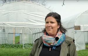 Anita Z’Rotz und ihr Mann Martin produzieren auf 650 m. ü. M. unter anderem Gemüse für Abo-Körbe. Sie arbeiten inspiriert von den Ideen der Permakultur, der Regenerativen Landwirtschaft und der Agroforstwirtschaft.