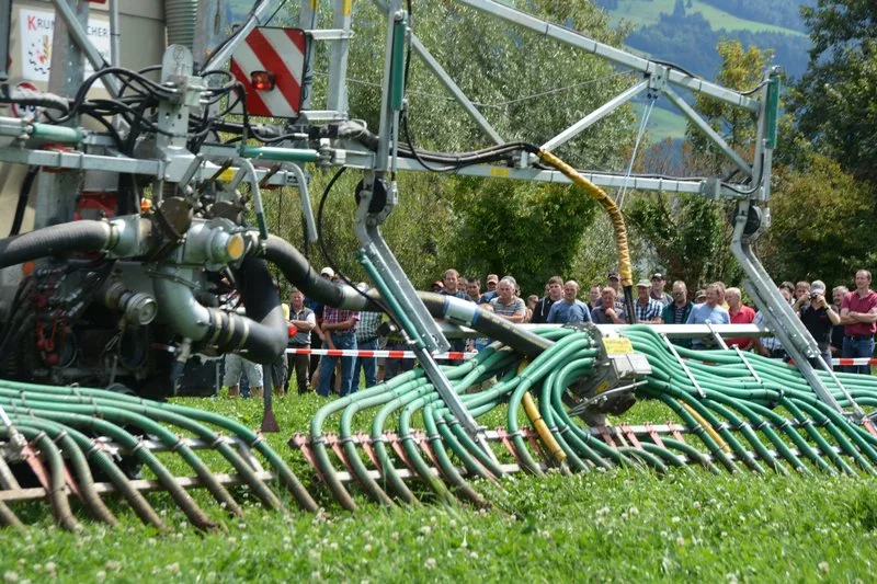 Ammoniak-Emissionen und Geruch können vermindert werden. (Bilder BauZ/zVg)