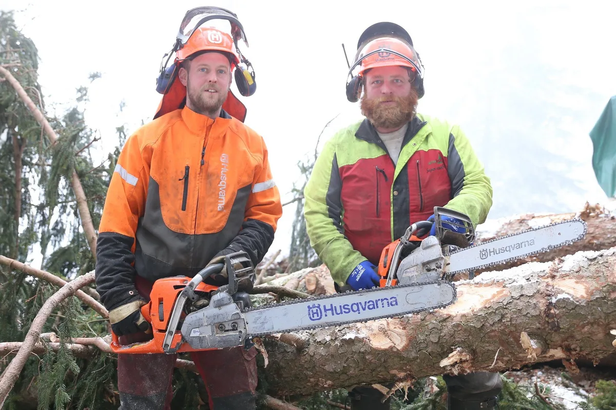 bb74c8ffd3d62f46dca582788e577e90103da623 Werner Reichlin und Stefan Schelbert (l.) führen neben der Waldarbeit beide noch einen eigenen Betrieb. (Bild Reto Betschart)