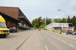 Die Landi Weinland kauft diese beiden Hallen direkt beim Bahnhof in Sulz-Rickenbach. Die Halle auf der rechten Seite der Strasse soll in einen Landi-Laden mit einer Verkaufsfläche von 1200 Quadratmetern umgebaut werden.(Bild Roland Müller)