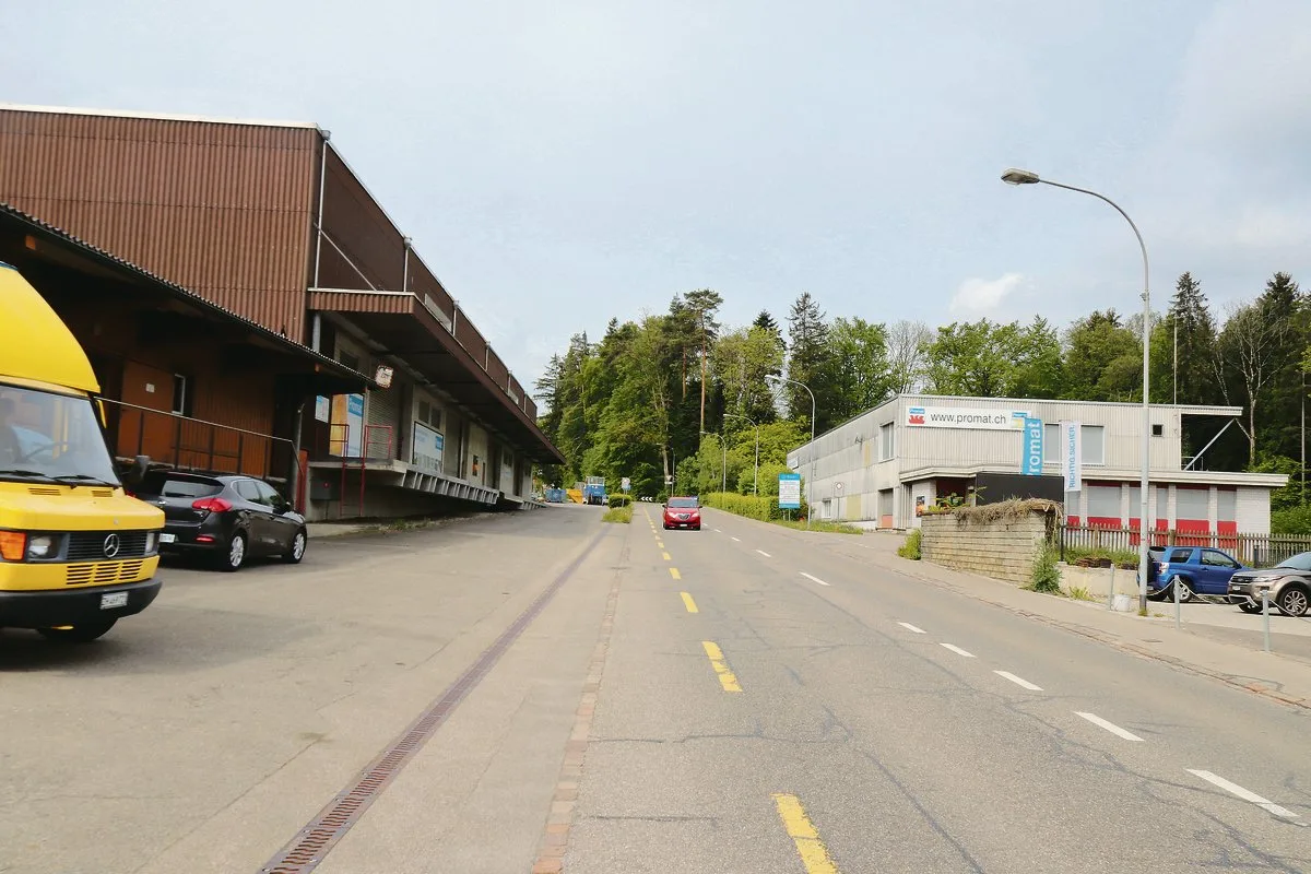 95ea2e8fdb25297b6a7c671504e552d8b05633b5 Die Landi Weinland kauft diese beiden Hallen direkt beim Bahnhof in Sulz-Rickenbach. Die Halle auf der rechten Seite der Strasse soll in einen Landi-Laden mit einer Verkaufsfläche von 1200 Quadratmetern umgebaut werden.(Bild Roland Müller)
