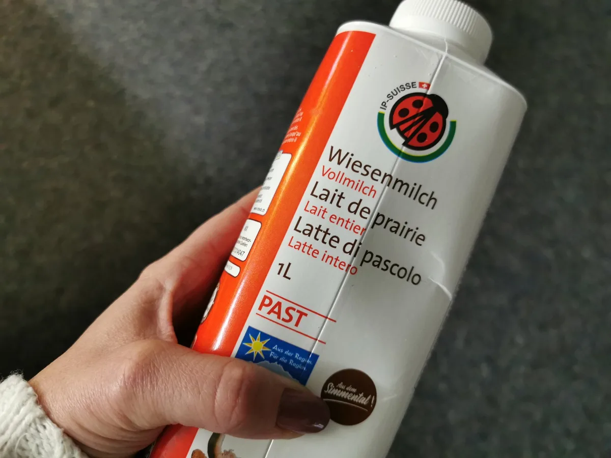 71bfc978e2b650b1e2478145be9287f12689d706 Vereinzelt hat der Anflug des Käfers in die Migros-Filialen bereits stattgefunden, wie hier auf der Wiesenmilch-Packung. (Bild sb)