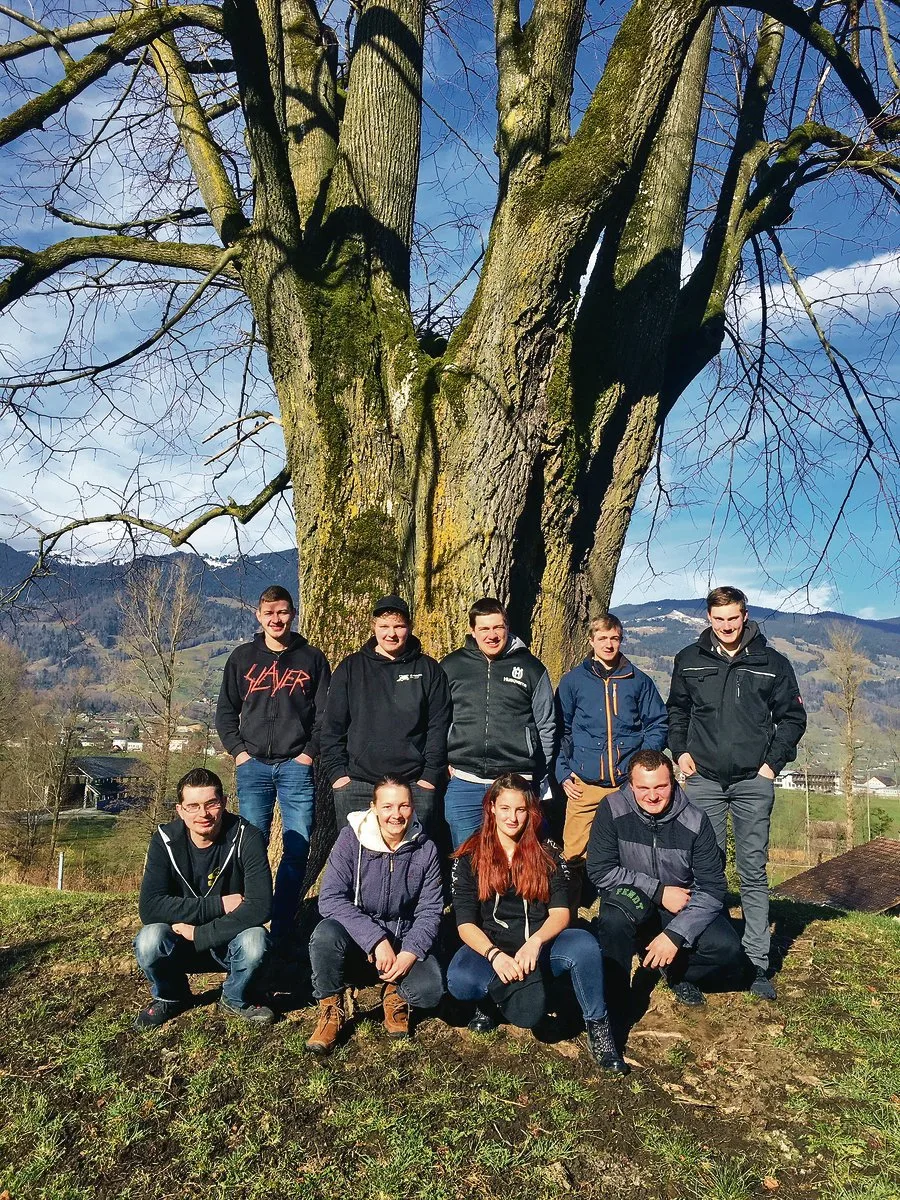 acd7d3e30c4b22c2068613f92fd47c26d9c5d4ea Zwei Frauen und sieben Männer aus der Zentralschweiz haben das Berufsattest Agrarpraktiker/in im Sack.(Bild zVg)
