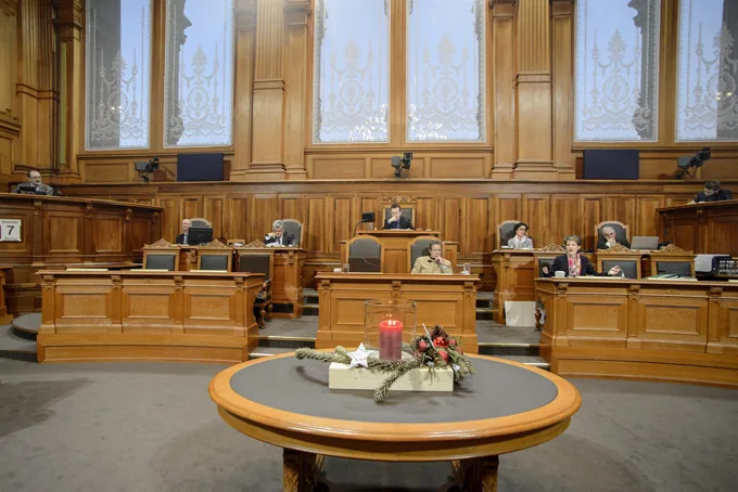 134805358c81ad3f4179c6e002718a49c1e578e8 Am Tag nach dem ersten Advent beginnt in Bern die Wintersession. Dass die Stimmung neben den Dekorationen rein vorweihnächtlich sein wird, ist eher zu bezweifeln. (Bild Parlamentsdienste 3003 Bern)