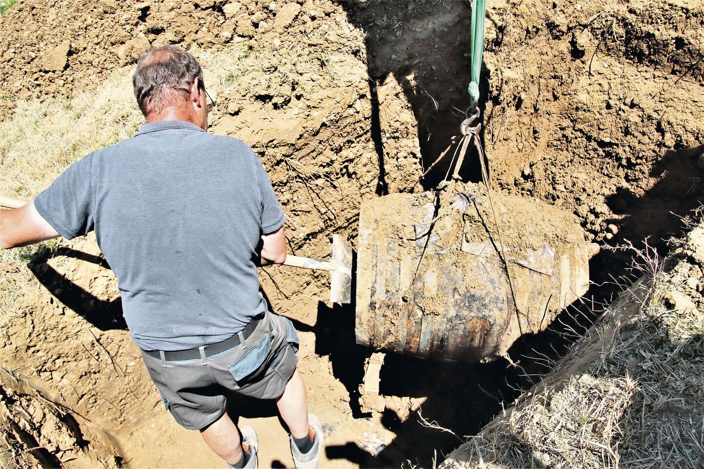Es braucht einen Kleinbagger sowie Handarbeit, um die Barrique-Fässer zu bergen.