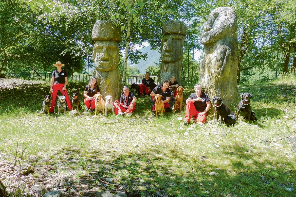 Der Jungfraupark bietet eine ideale Kulisse fürs Gruppenfoto der sieben Mitglieder der IG Anoplophora Spürhunde Schweiz mit ihren elf Hunden (Norma Kleiber, links, und Daniel Hagemeier, 3. v.l.). (Bildjsc)