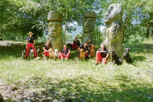 Der Jungfraupark bietet eine ideale Kulisse fürs Gruppenfoto der sieben Mitglieder der IG Anoplophora Spürhunde Schweiz mit ihren elf Hunden (Norma Kleiber, links, und Daniel Hagemeier, 3. v.l.). (Bildjsc)