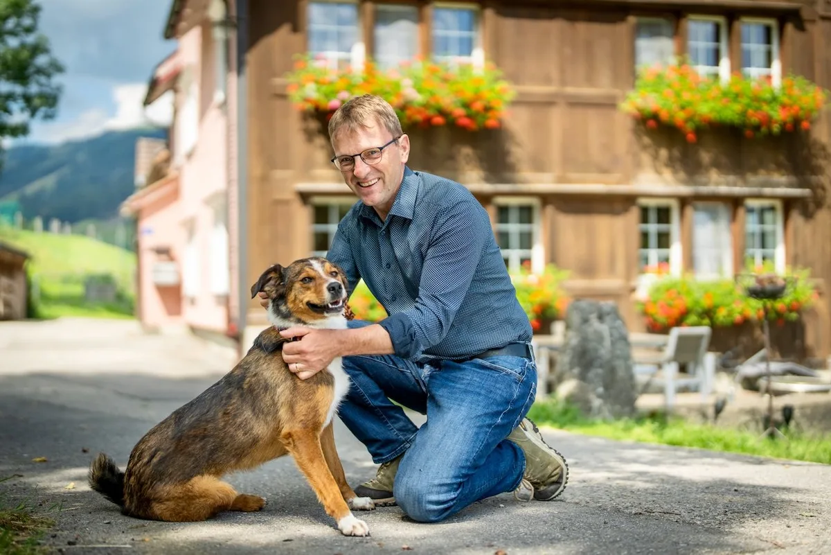 mueller_stefan_landwirtschaftsdirektor_appenzell_innerrhoden Stefan Müller und sein Appenzeller Bläss vor dem Bauernhaus.
