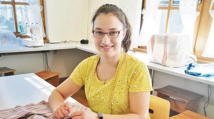 87723ef8c7eb8fcbf9c8d0d6b072ae7b999b37a1 Unter anderem in «Textilen Gestalten» näht sich Evelin Amrein eine Luzerner Werktagstracht. (Bilder Regina Furger)
