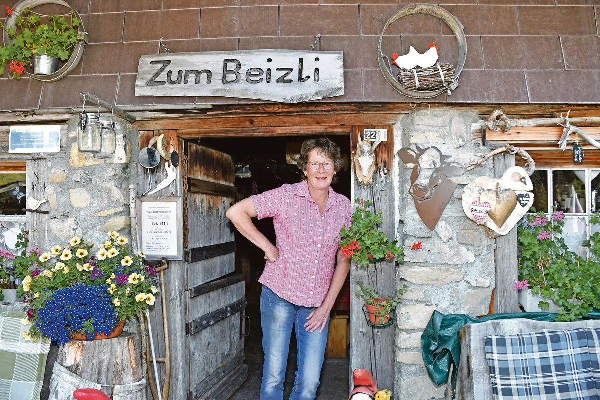 5fb4d47fa6aa69e2b73c546b30774c9857dab5ce Lili Jaberg vor dem Alpbeizli auf dem Grossen Mittelberg im Justistal. (Bilder Cornelia von Däniken)
