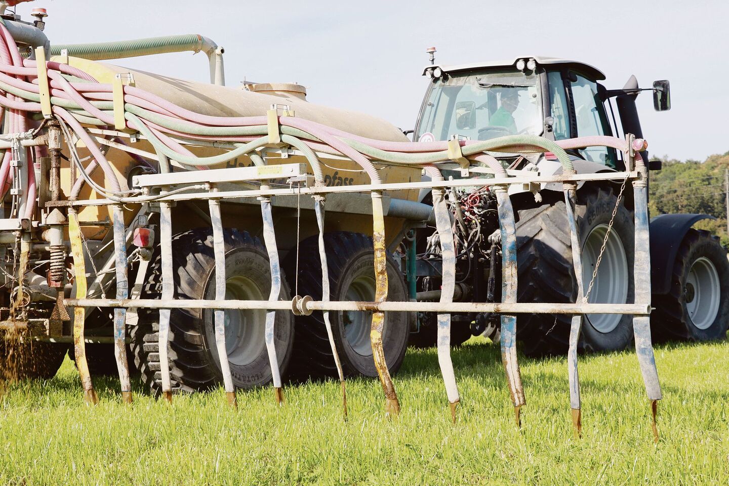 Mehr Schlagkraft, weniger Emissionen, mehr Sicherheit: In den vergangenen Jahren haben Schweizer Landwirte viel in die Gülletechnik investiert.