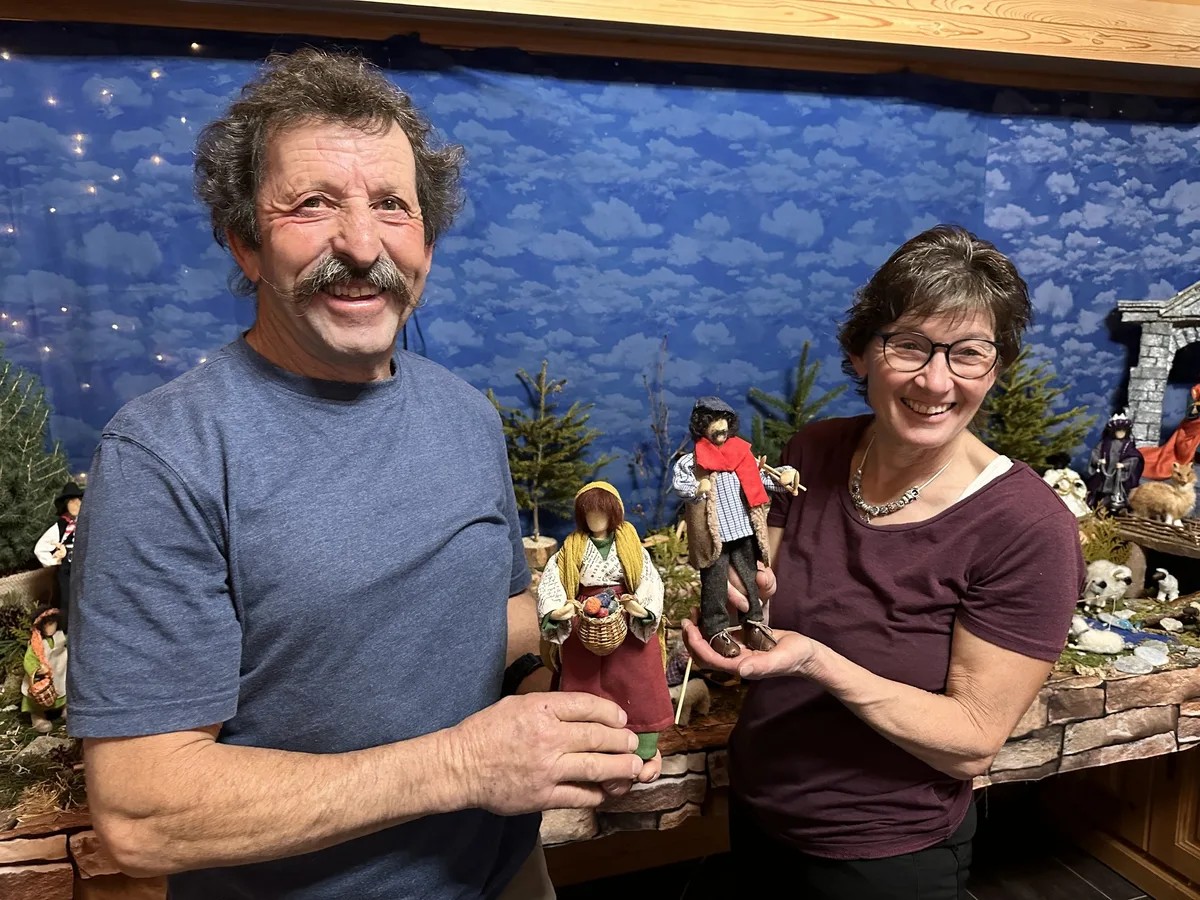Rita und Aluis Cavegn machen von den Weihnachtsfiguren bis zur Krippenlandschaft alles selbst
