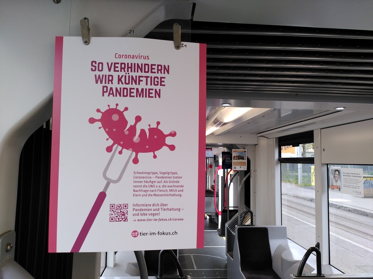 Diese Kartons findet man zurzeit in öffentlichen Verhehrsmitteln in Bern und Zürich. (Bild Tier im Fokus)