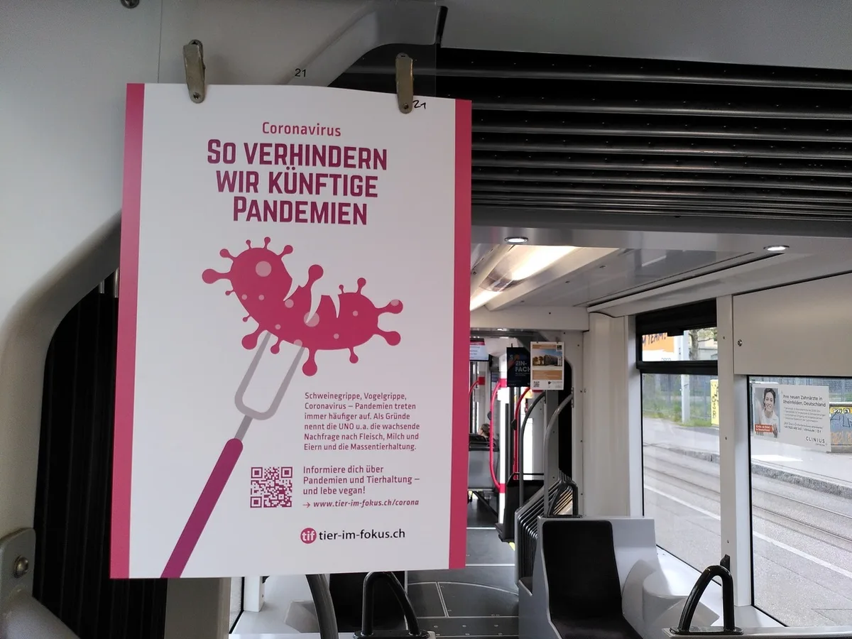 d84ba60538aea3a95240726806a2f62c75385881 Diese Kartons findet man zurzeit in öffentlichen Verhehrsmitteln in Bern und Zürich. (Bild Tier im Fokus)