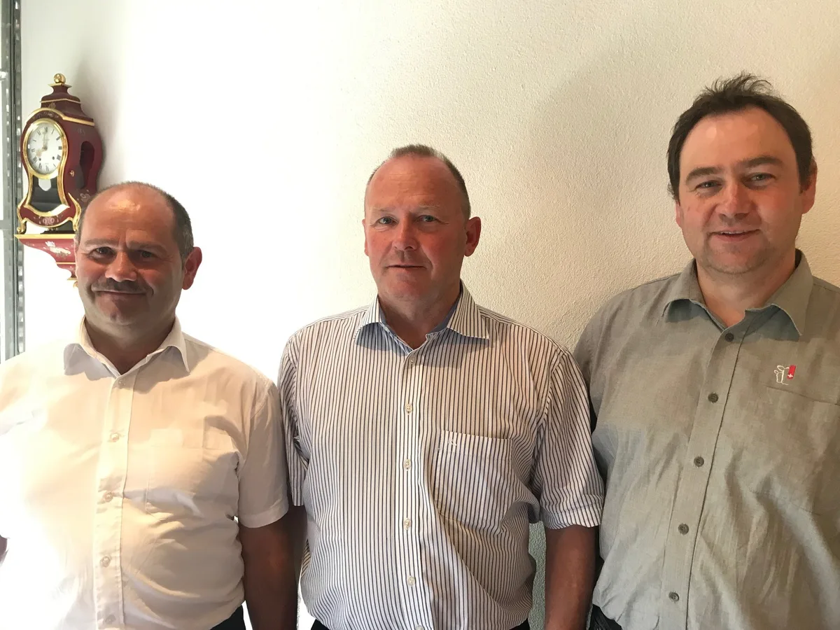 bca1649eac2af1b3c499d5cec20ef306d1e11f3a Zeit für zwei neue Verwaltungsmitglieder: Präsident Andreas Aebi mit Hans Aebischer (l.) und Mathias Gerber (r.). (Bild akr)