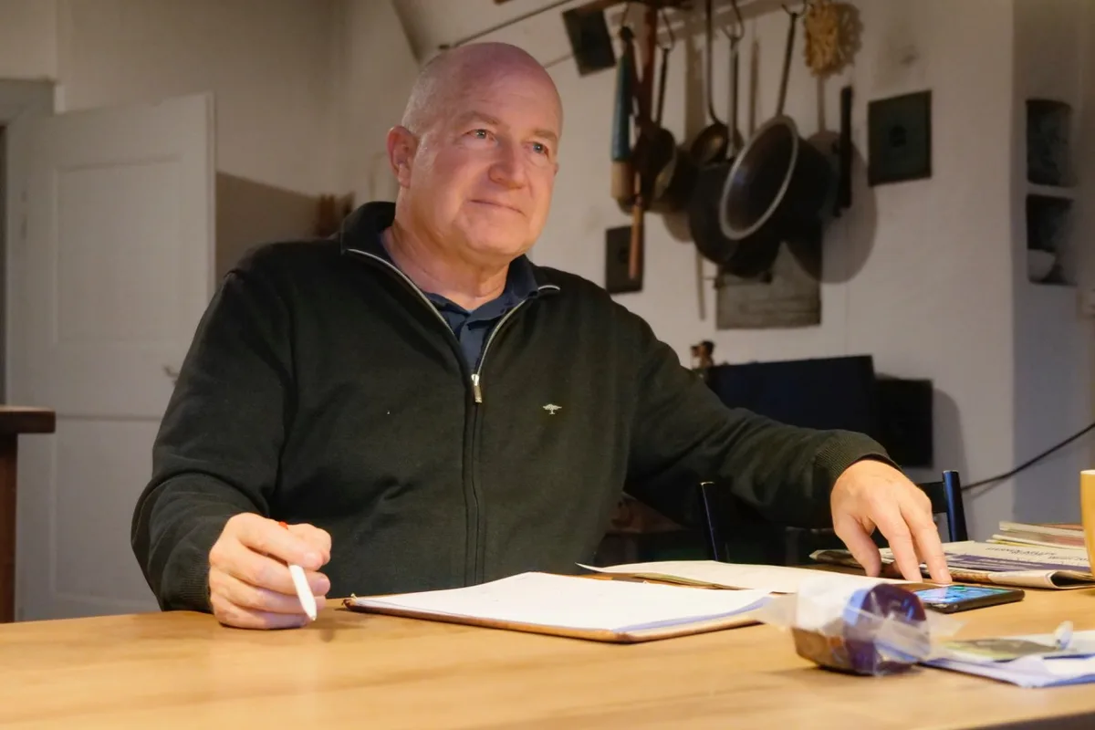 9ba95c7f57ca74ee94e2c82736c2fe04bc78e78a Eric Meili vom Forschungsinstitut für Biologischen Landbau FiBL unterstützt die Pioniere der Hof- und Weidetötung seit der ersten Stunde. Bild: Martina Rüegger