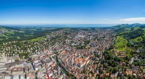 Luftbildaufnahme von St. Gallen. In den Agglomerationen der Schweiz leben fast drei Viertel der Bevölkerung.