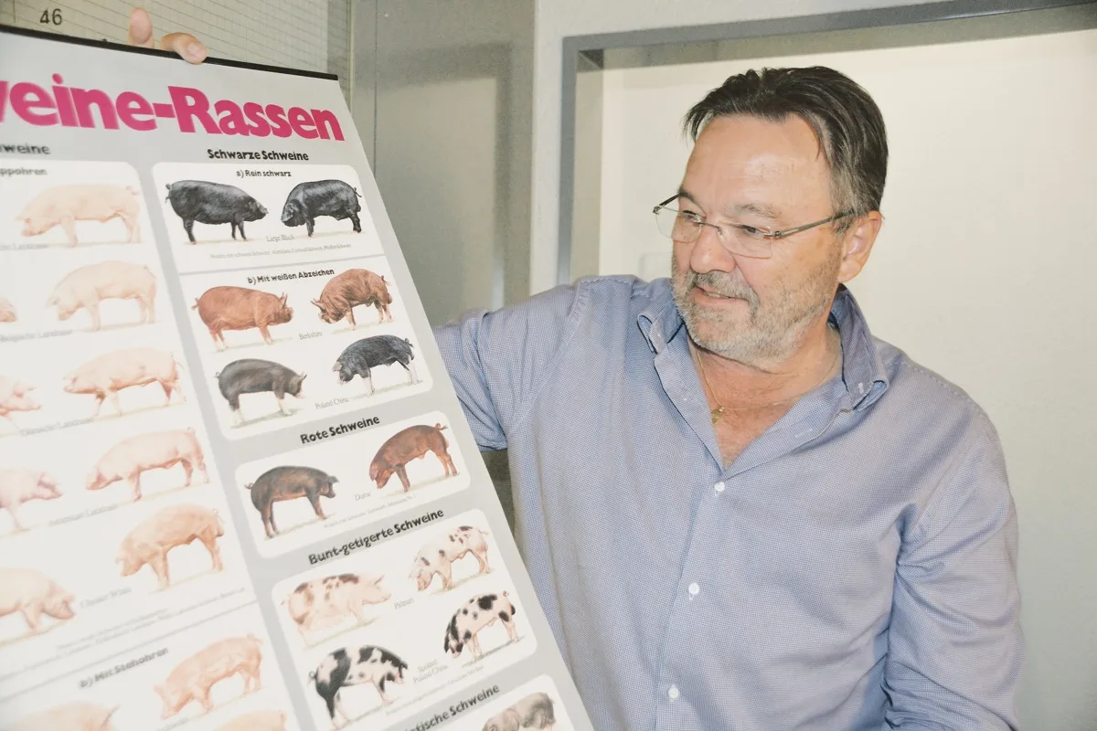 c3a87ceb740c8b08370b8e2642b102dc0aded54b Das Schweinerassen-Poster begleitete ihn sein Berufsleben lang: Lehrer und Berater Hans-Peter Albrecht. (Bild aem)