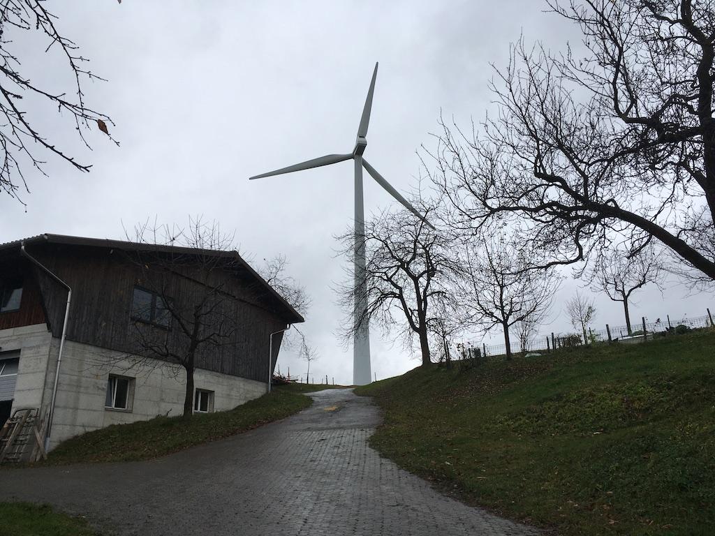 Oberhalb des Betriebs Feldmoos im Entlebuch dreht sich das Windrad der Familie Aregger. Es wurde vor 15 Jahren gebaut und gehört heute zu den kleineren Modellen. (Bild jsc)