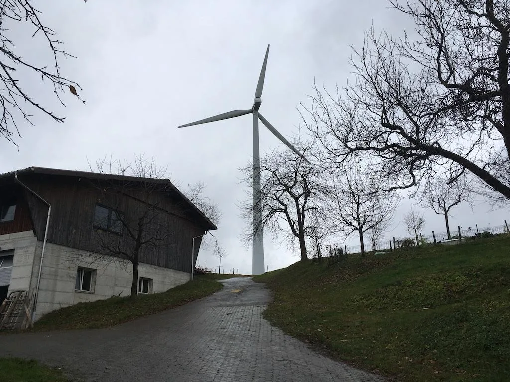 Oberhalb des Betriebs Feldmoos im Entlebuch dreht sich das Windrad der Familie Aregger. Es wurde vor 15 Jahren gebaut und gehört heute zu den kleineren Modellen. (Bild jsc)