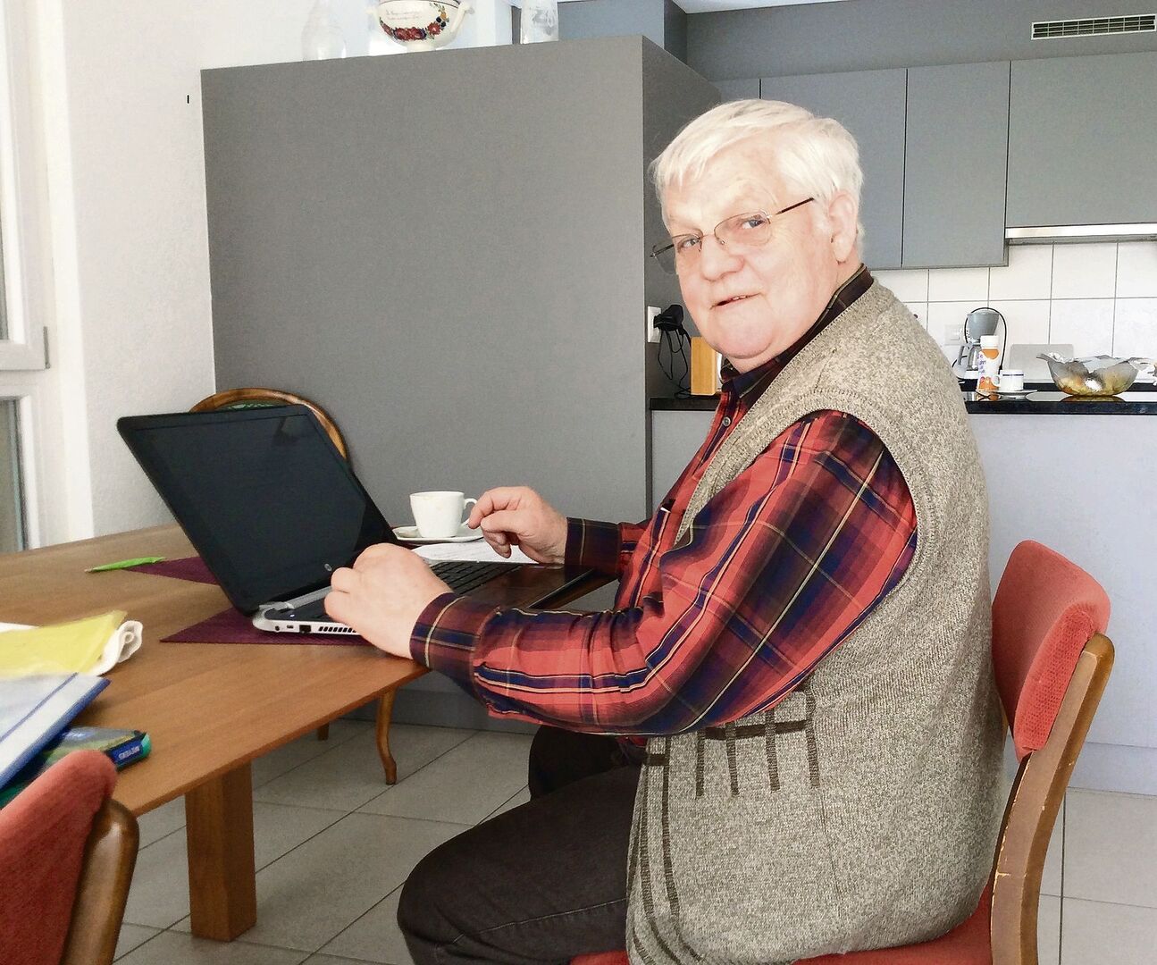 Christian Siegenthaler leidet seit den 60er-Jahren an Morbus Bechterew. Dabei handelt es sich um eine chronisch-entzündliche rheumatische Erkrankung mit starken Schmerzen und einer Versteifung von Gelenken.