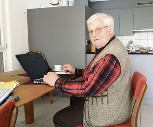 Christian Siegenthaler leidet seit den 60er-Jahren an Morbus Bechterew. Dabei handelt es sich um eine chronisch-entzündliche rheumatische Erkrankung mit starken Schmerzen und einer Versteifung von Gelenken.