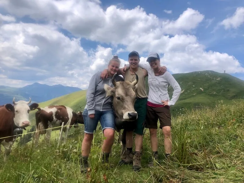b8ccf278049d9c624a49eb3818af4f4a177de2d3 Das Bummere-Team: Alena Feuerstein, Martin Bergmann und Jasmine Baumann, erlebt einen coolen Alpsommer. (Bild zVg)