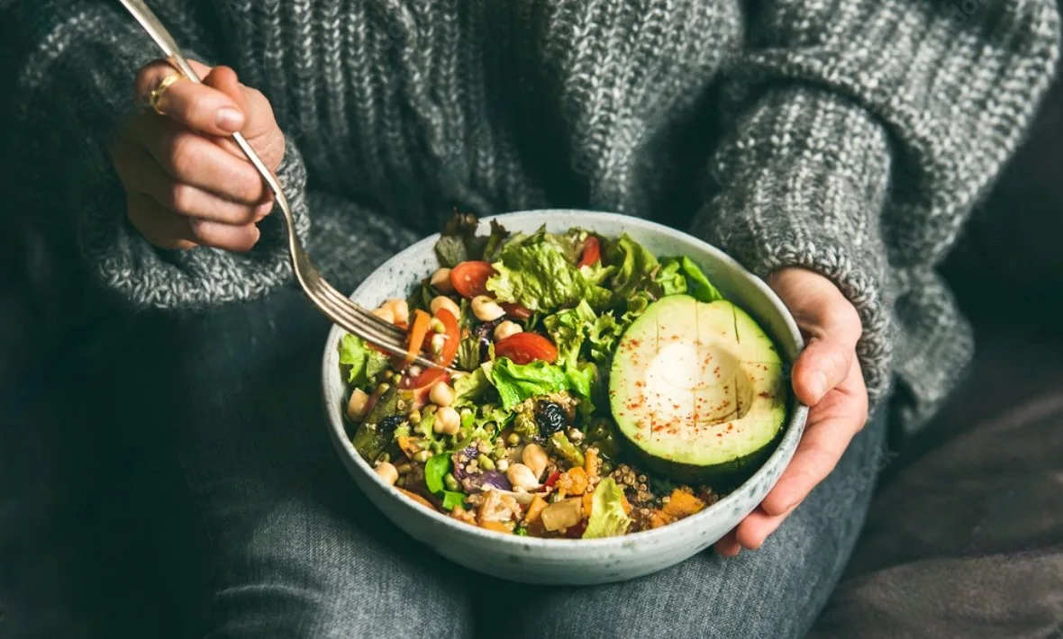 symbolbild_vegetarier_salat-bowl Symboldbild: Frau mit Salad-Bowl.