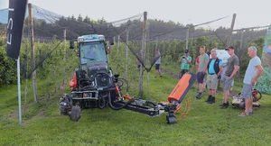 Manuel Estermann demonstrierte auf seinem Obstbaubetrieb in Rain den Krümler und den Fadenmäher.