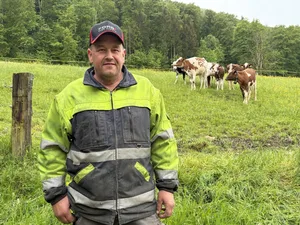 Bewirtschafter Martin Küpfer auf der Lägernweide mit einigen seiner Aufzuchttiere im Hintergrund.