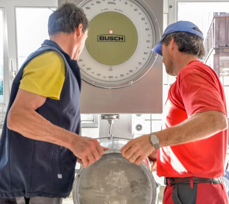 14316a75b67623379618292ad1e06ff25bc26211 Damit die Milchkannen gefüllt werden, braucht es gute Bauern. Damit die Milch gut verkauft wird, braucht es gute Verhandlungen und klare Ziele. (Symbolbild zVg)