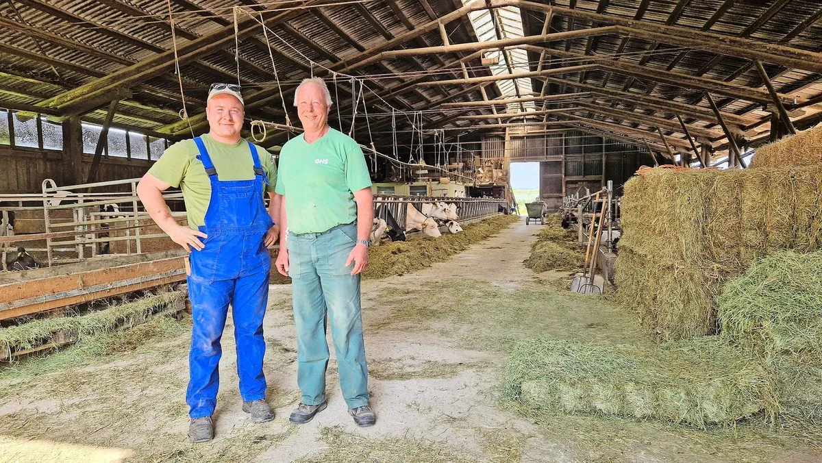 7a7d6a0cbf67c42cc794aed129b39f3c8b4ccfb68606ab928b8ea47cc4969dba Dominik (links) und Urs Winzeler im Stall: Die Zucht der Holstein-Kühe ist die Leidenschaft dieser beiden Männer.